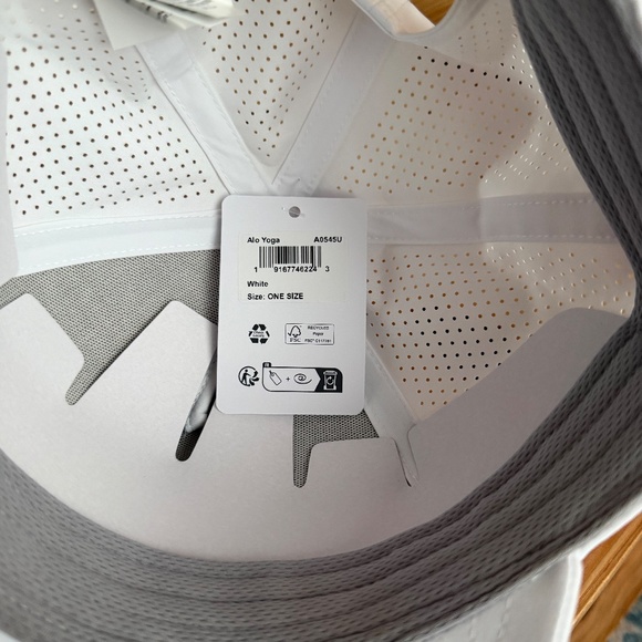 ALO Yoga White Cap - Picture 4 of 6